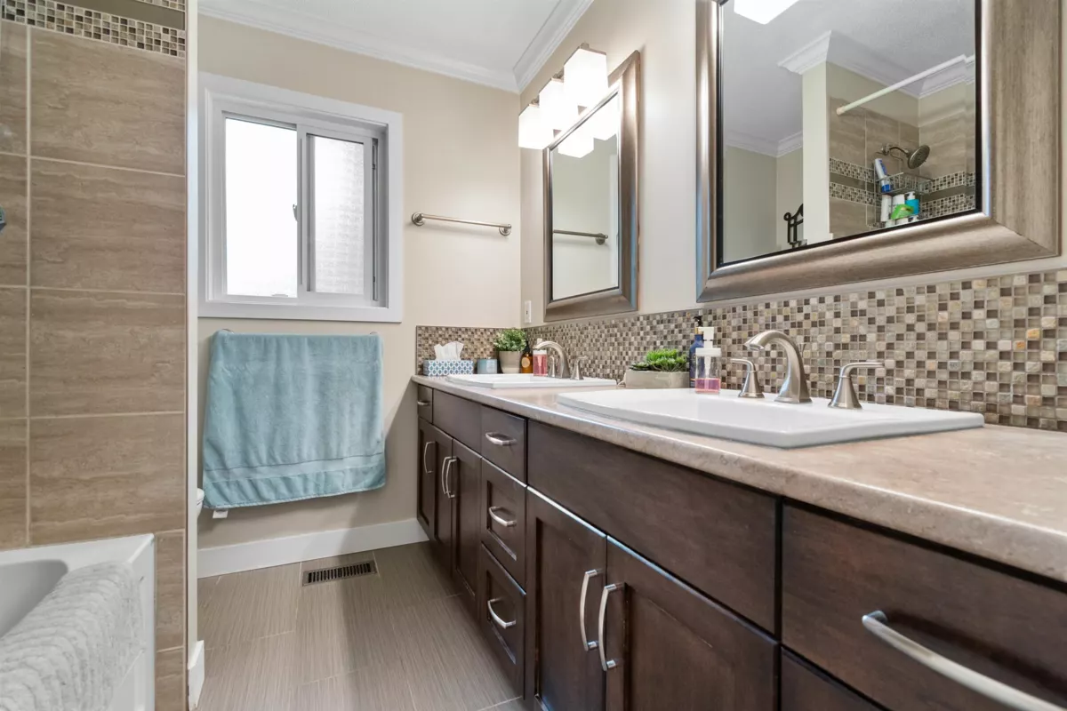 Powder Room Photo of 2339 Alder Street, Abbotsford, BC