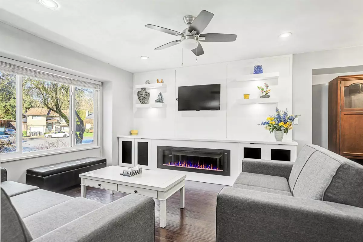 Kitchen Photo of 8076 139a Street, Surrey, BC