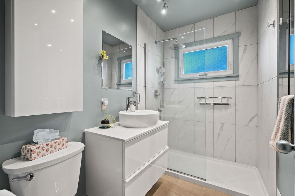 Laundry Room Photo of 10131 128a Street, Surrey, BC