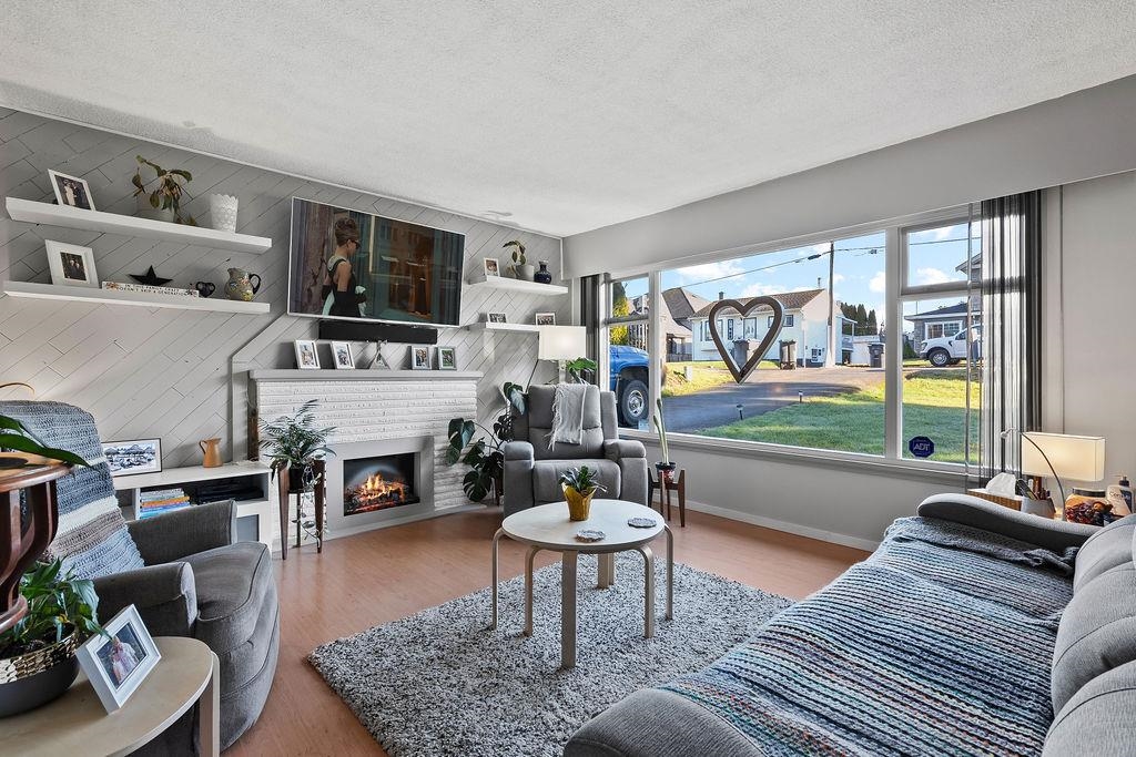 Living Room Photo of 10131 128a Street, Surrey, BC