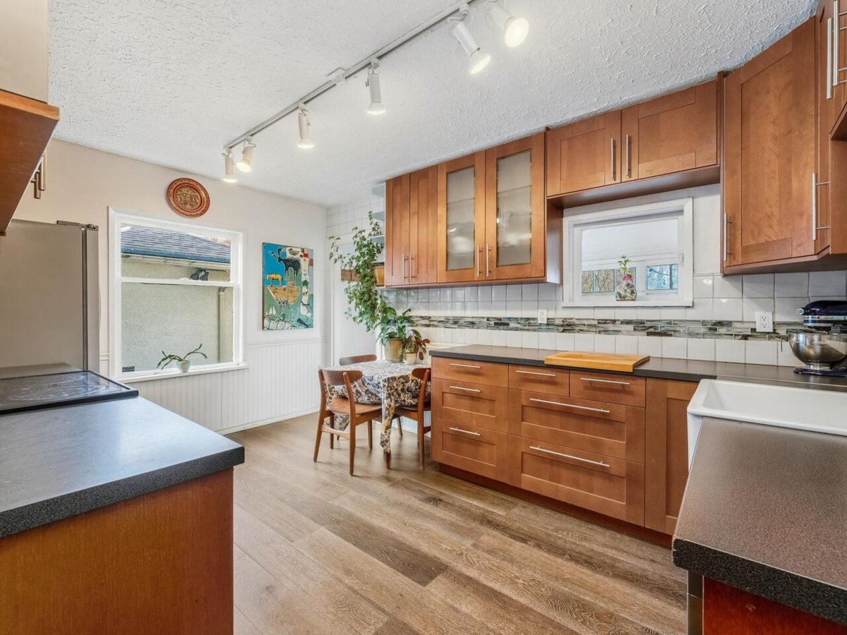 Kitchen Island Photo of 2917 E 28th Avenue, Vancouver, BC