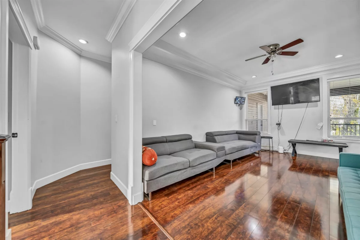 Guest Bathroom Photo of 12101 84 Avenue, Surrey, BC