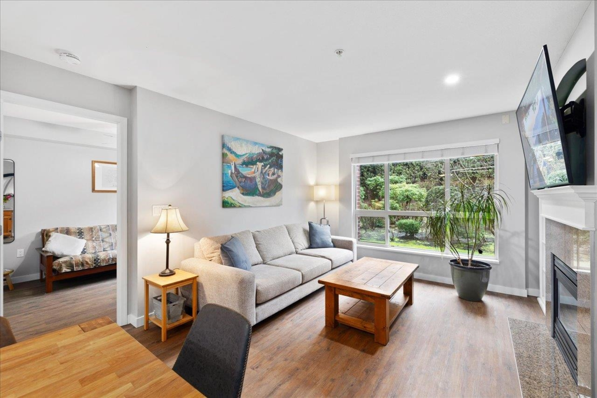 Family Room Photo of 107 2167 152 Street, White Rock, BC