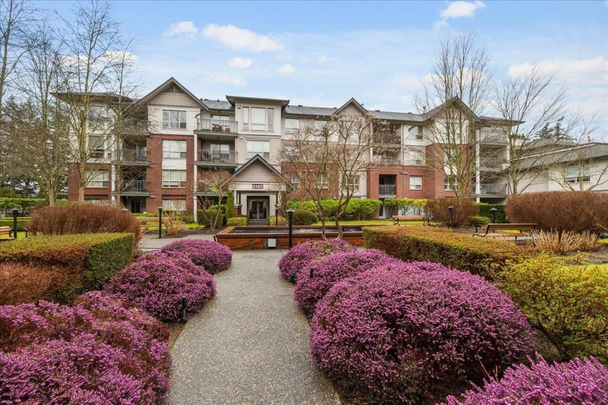 Front Yard Photo of 107 2167 152 Street, White Rock, BC