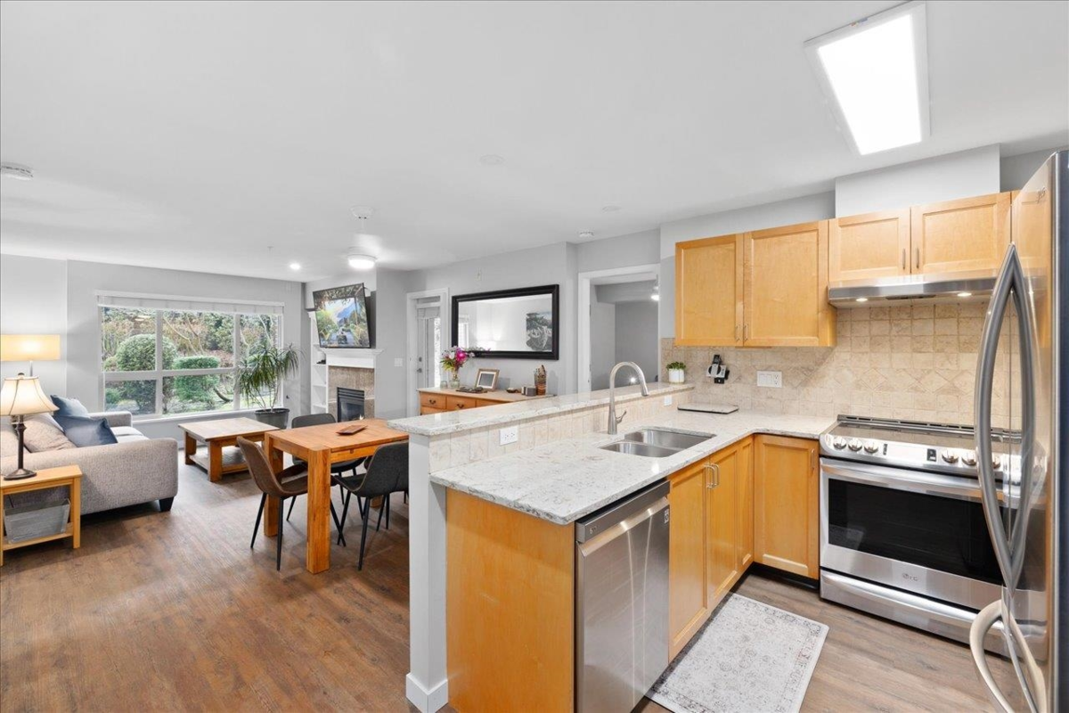 Kitchen Photo of 107 2167 152 Street, White Rock, BC