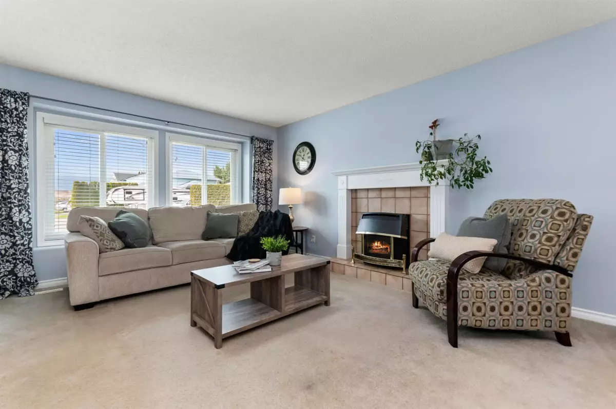 Kitchen Island Photo of 45023 Stratford Place, Chilliwack, BC
