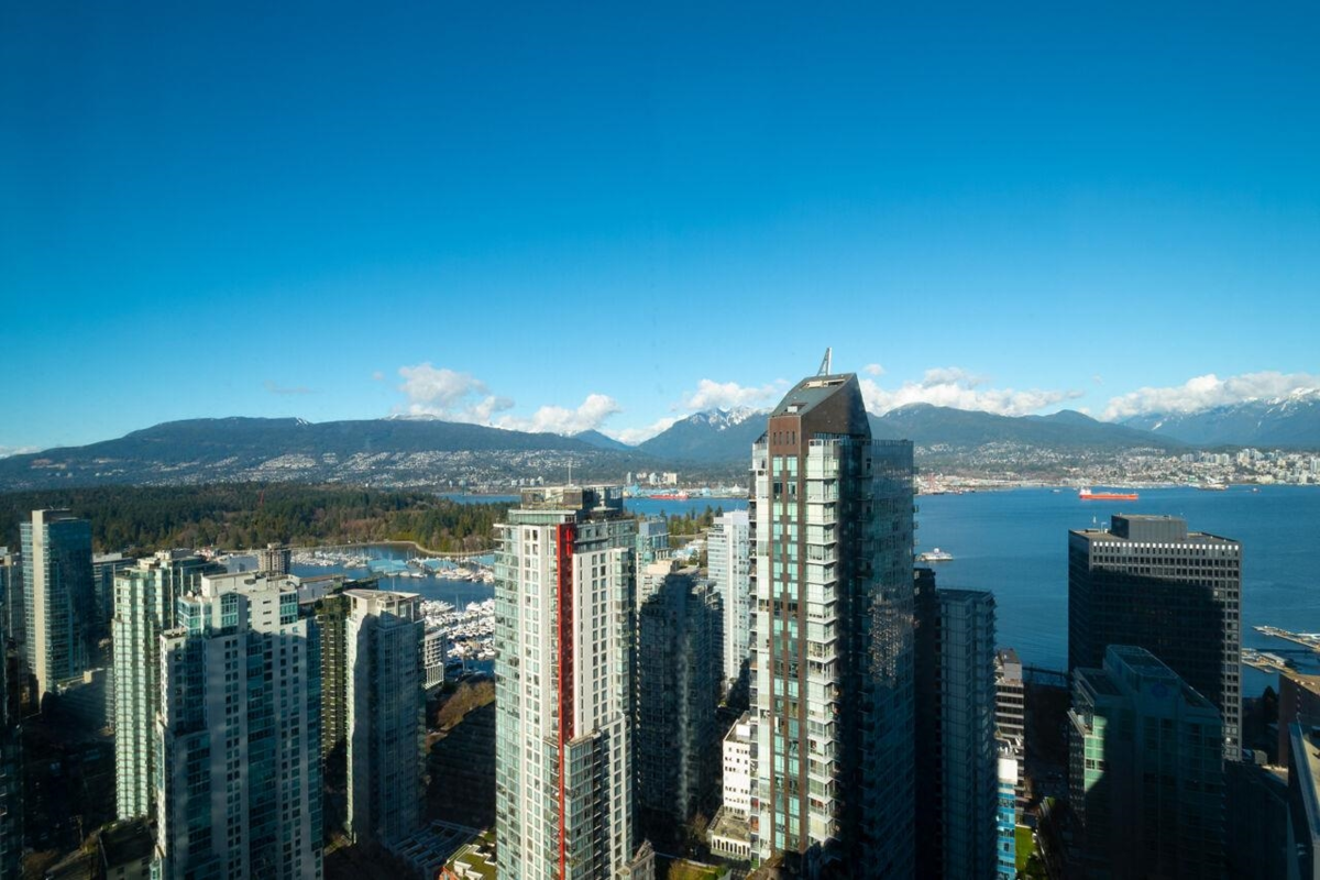 Kitchen Island Photo of 4205 1151 W Georgia Street, Vancouver, BC