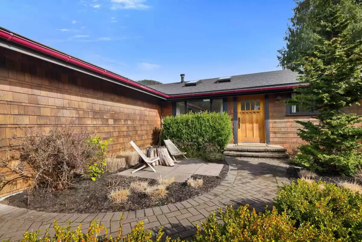 Entry Foyer Photo of 1518 Eagle Run Drive, Squamish, BC