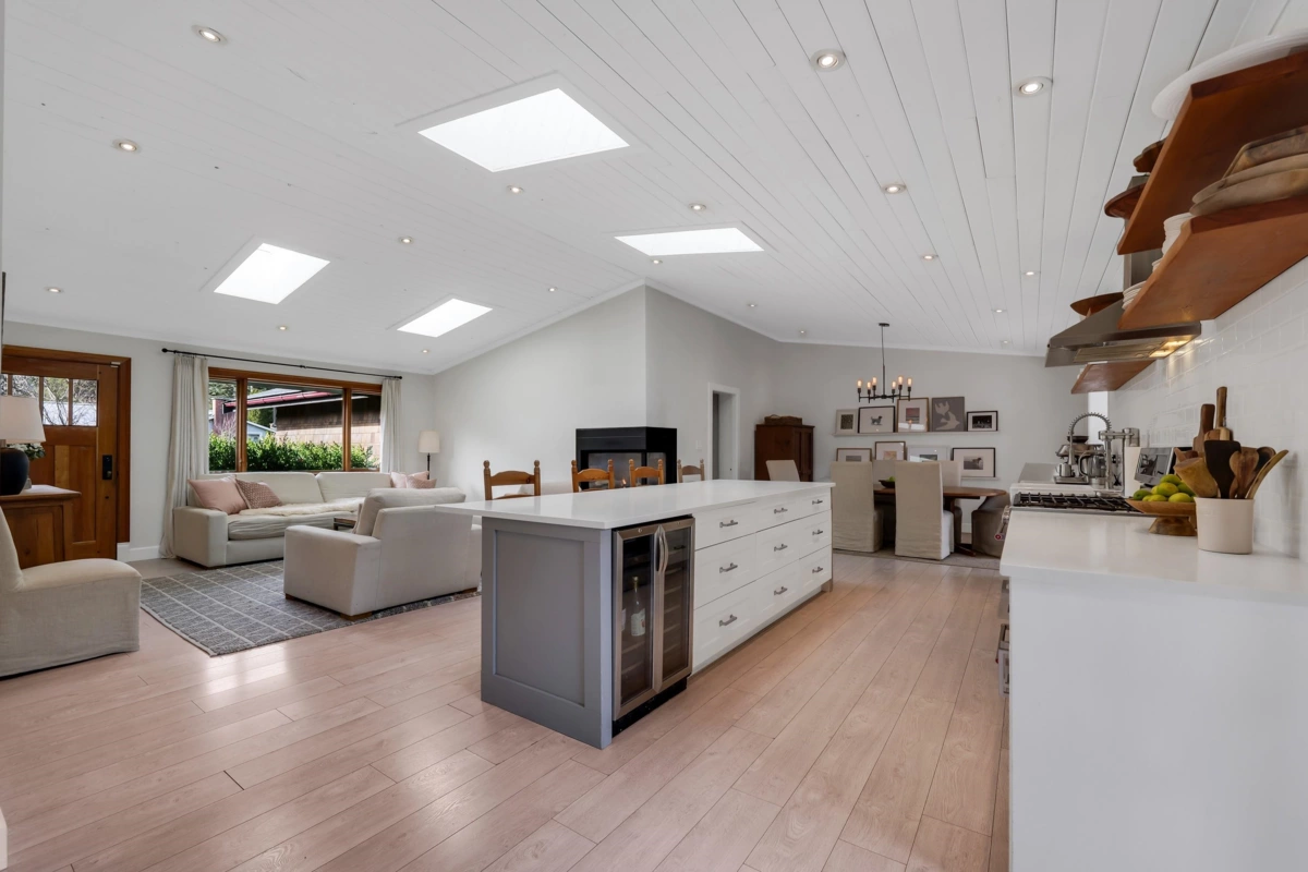 Kitchen Island Photo of 1518 Eagle Run Drive, Squamish, BC