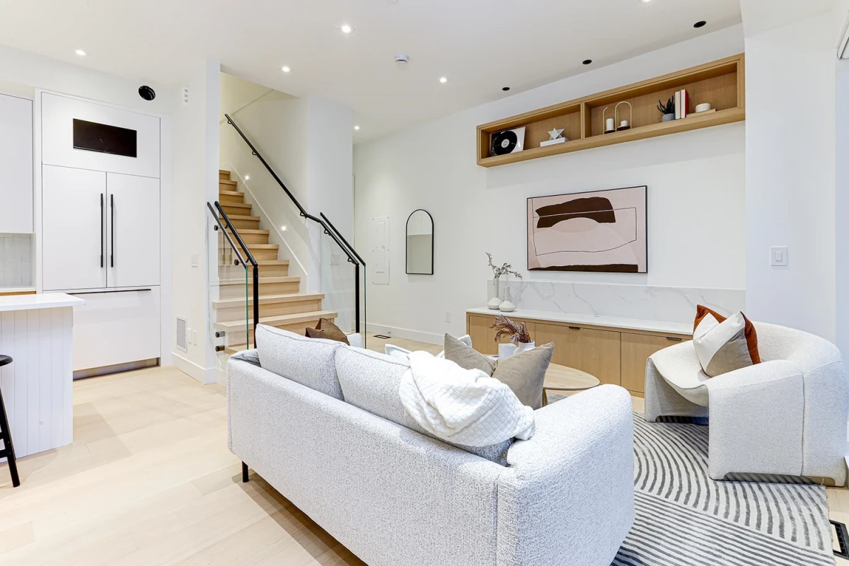 Family Room Photo of 2 944 E 13 Avenue, Vancouver, BC