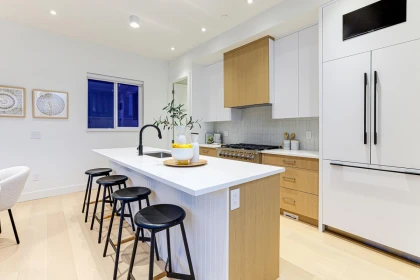 Kitchen Island Photo of 2 944 E 13 Avenue, Vancouver, BC