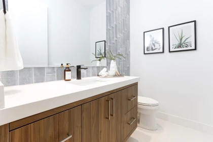 Primary Bathroom Photo of 2 944 E 13 Avenue, Vancouver, BC