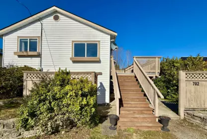 702 Gibsons Way, Gibsons, BC, Gibsons — Single Family Residence for sale