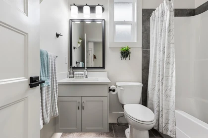 Primary Bathroom Photo of 24 46213 Hakweles Road, Chilliwack, BC
