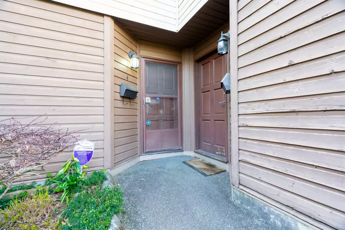 Living Room Photo of 4 9400 128 Street, Surrey, BC