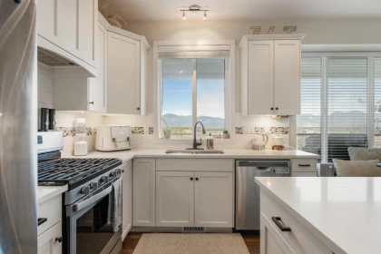 Breakfast Nook Photo of 10 50634 Ledgestone Place, Chilliwack, BC