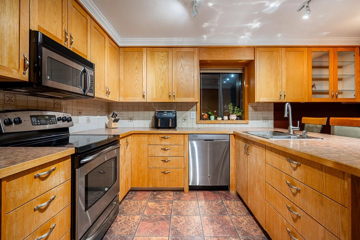 Family Room Photo of 949 Lynwood Avenue, Port Coquitlam, BC