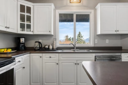 Guest Bathroom Photo of 46286 Valleyview Road, Chilliwack, BC