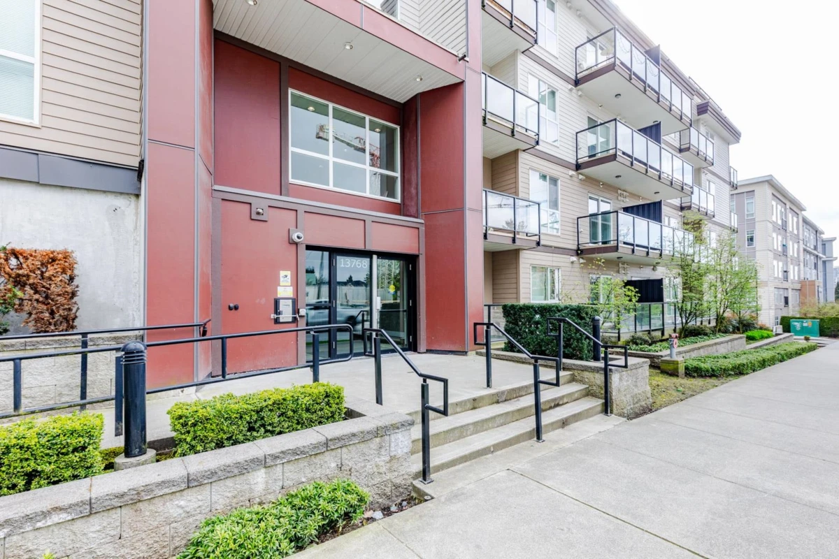 Family Room Photo of 323 13768 108 Avenue, Surrey, BC
