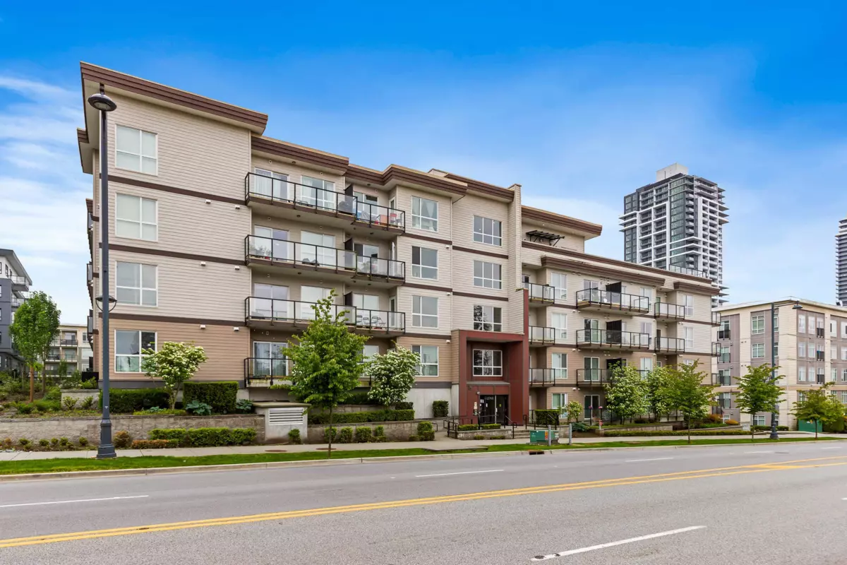 Living Room Photo of 211 13768 108 Avenue, Surrey, BC