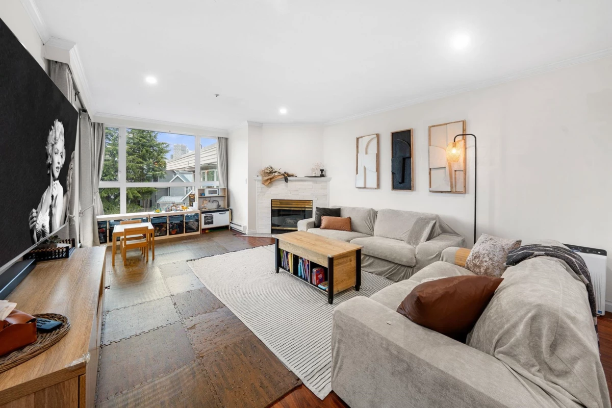 Dining Area Photo of 305 1318 W 6th Avenue, Vancouver, BC