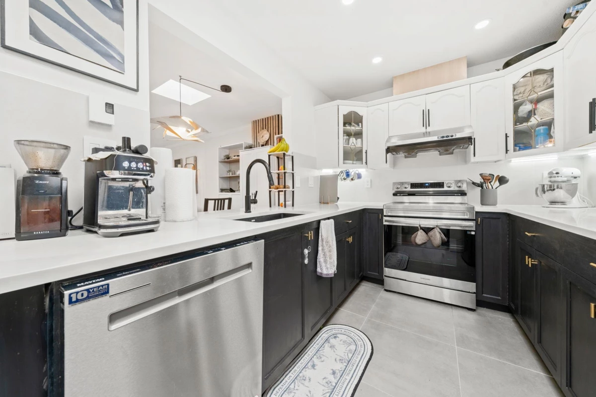 Living Room Photo of 305 1318 W 6th Avenue, Vancouver, BC