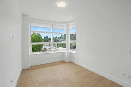 Walk-In Closet Photo of 414 423 6th Street, West Vancouver, BC