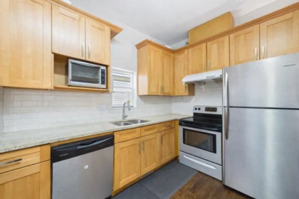 Kitchen Island Photo of 1011 Auckland Street, New Westminster, BC