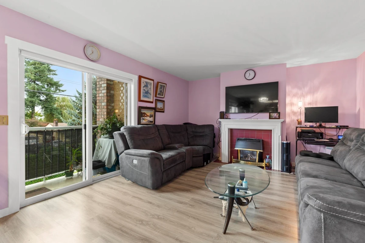 Living Room Photo of 11 32821 6 Avenue, Mission, BC