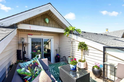 Front Yard Photo of 433 19673 Meadow Gardens Way, Pitt Meadows, BC