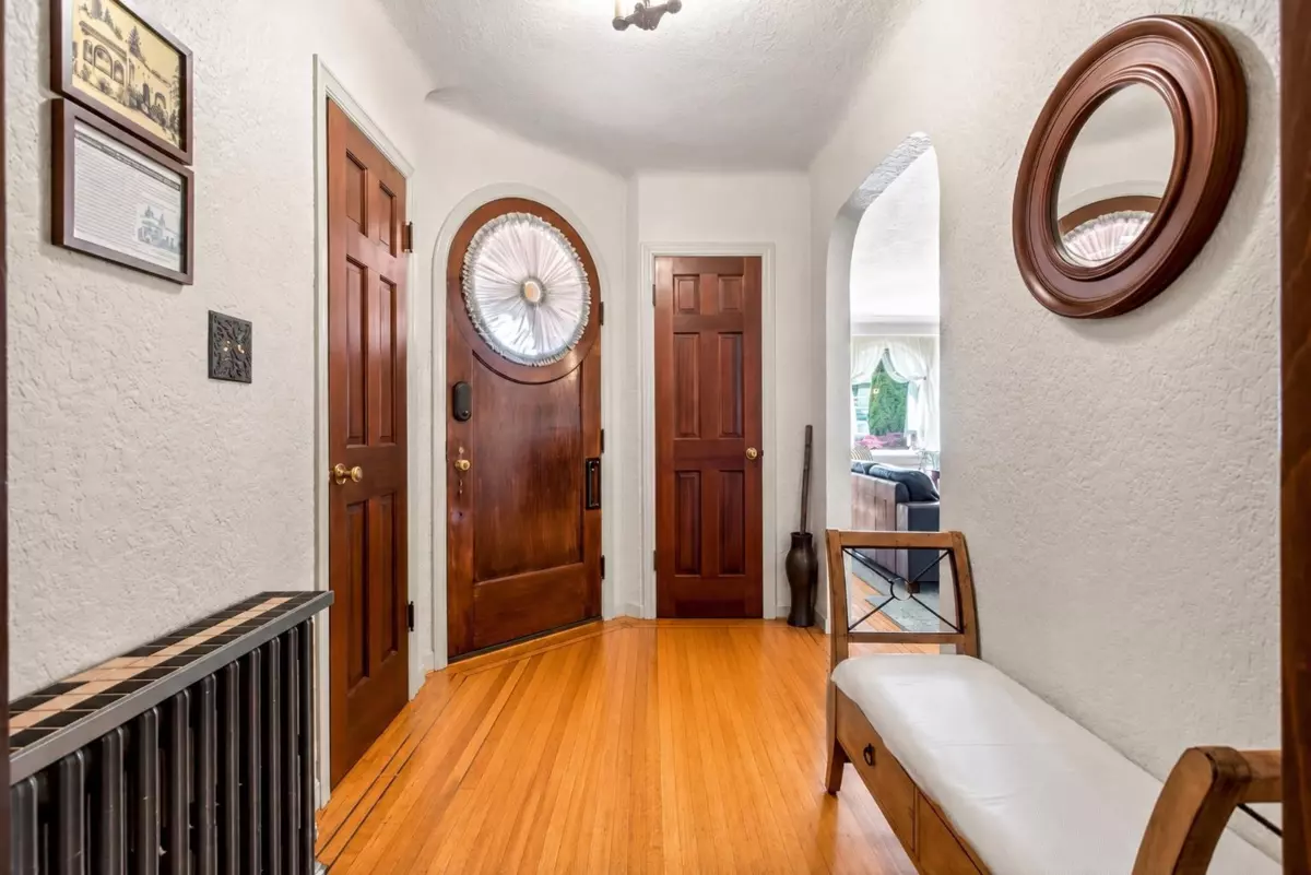 Dining Area Photo of 355 Cumberland Street, New Westminster, BC