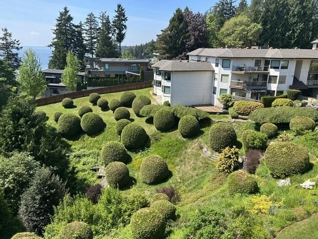 Family Room Photo of 401 1350 Vidal Street, White Rock, BC