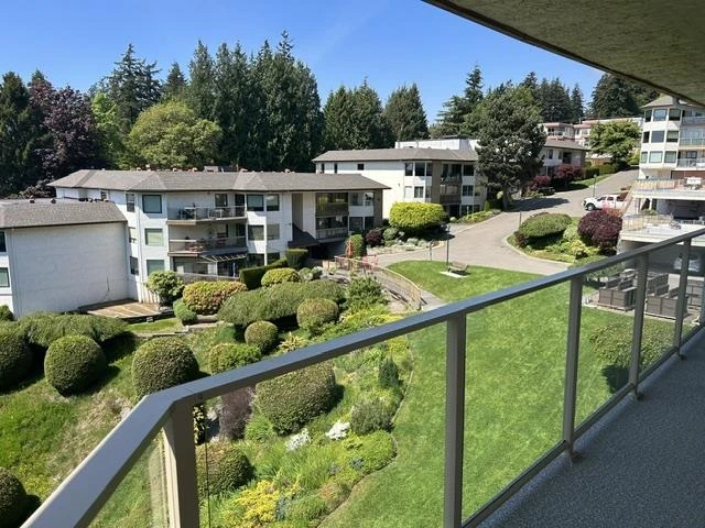 Living Room Photo of 401 1350 Vidal Street, White Rock, BC