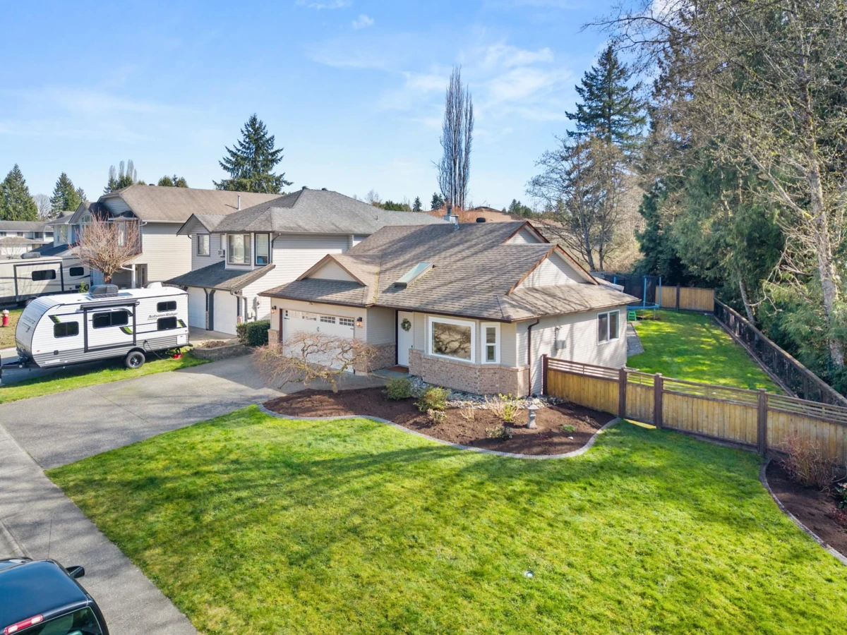 Living Room Photo of 23216 121a Avenue, Maple Ridge, BC