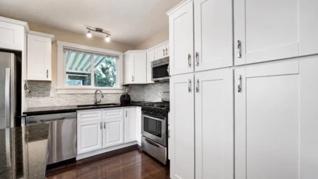 Kitchen Island Photo of 7585 Bluejay Crescent, Mission, BC