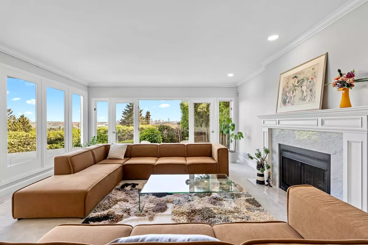Family Room Photo of 816 Anderson Crescent, West Vancouver, BC