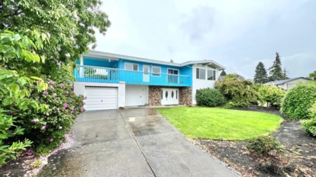 Swimming Pool Photo of 3071 Saltspring Court, Richmond, BC