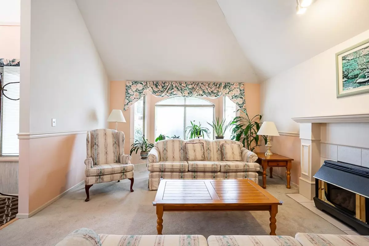 Family Room Photo of 16156 94a Avenue, Surrey, BC