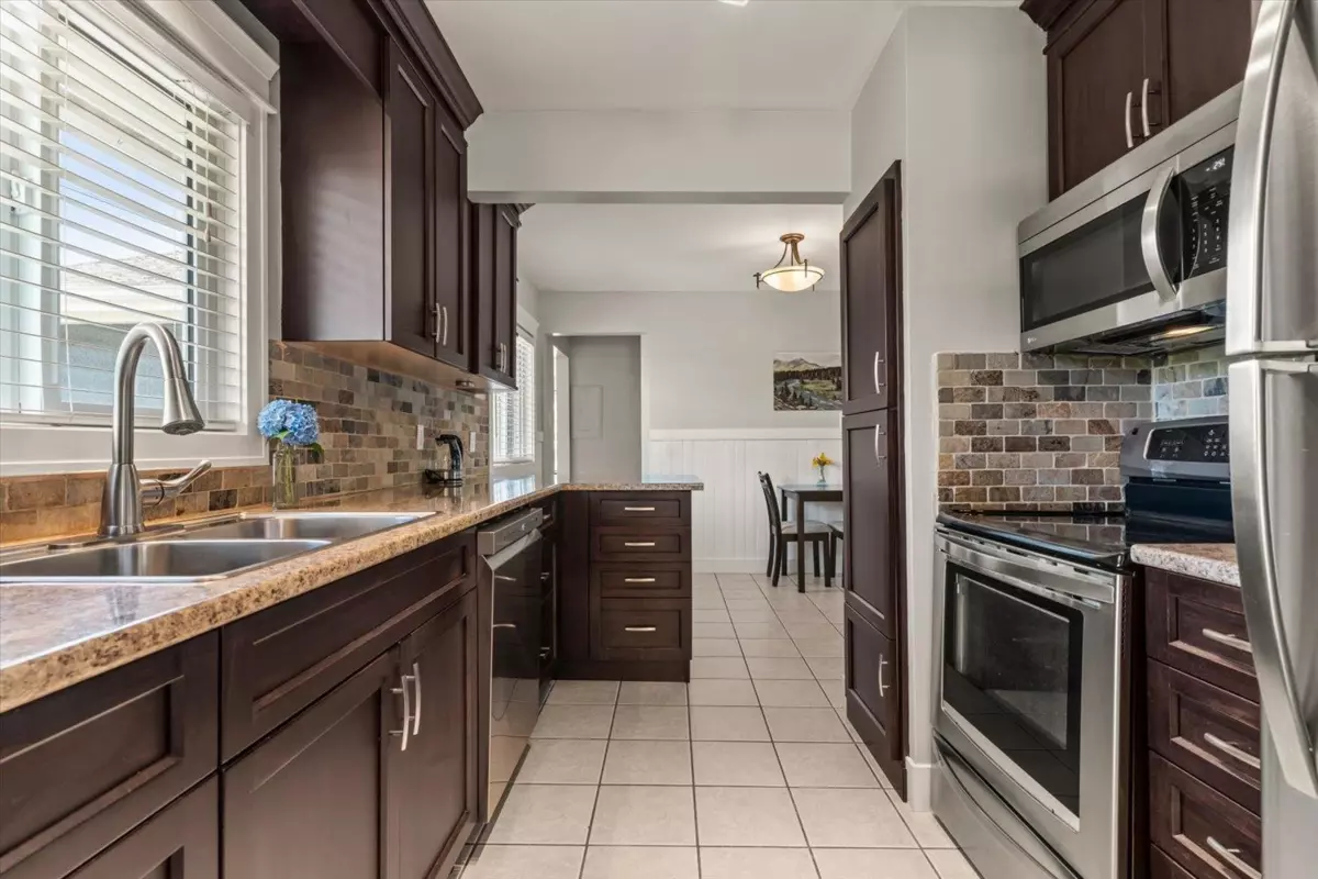 Dining Area Photo of 46222 Mccaffrey Boulevard, Chilliwack, BC