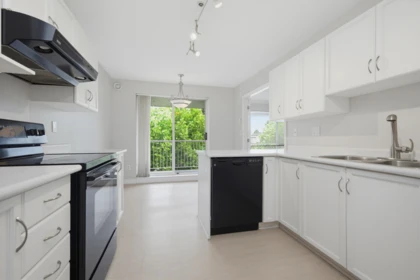 Primary Bedroom Photo of 438 32830 George Ferguson Way, Abbotsford, BC