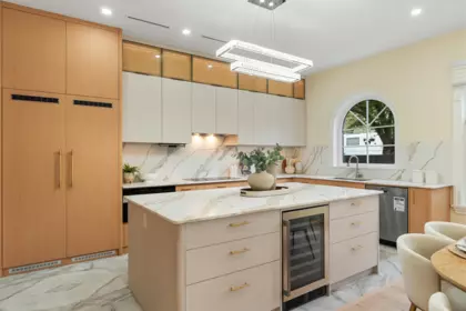 Kitchen Island Photo of 1 4503 W 15th Avenue, Vancouver, BC