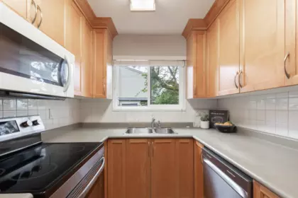 Kitchen Island Photo of 19 1174 Inlet Street, Coquitlam, BC