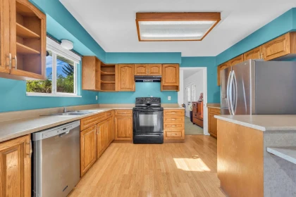 Kitchen Island Photo of 15447 92a Avenue, Surrey, BC