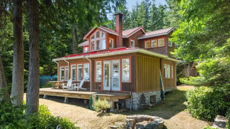 Kitchen Photo of 105 Island Park Drive, Galiano Island, BC