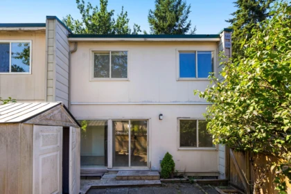 Kitchen Photo of 139 15215 105 Avenue, Surrey, BC