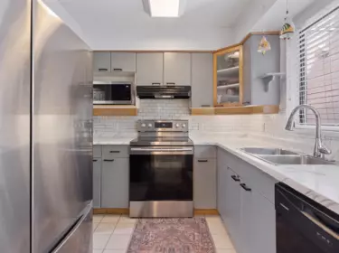 Kitchen Island Photo of 203 988 W 16th Avenue, Vancouver, BC