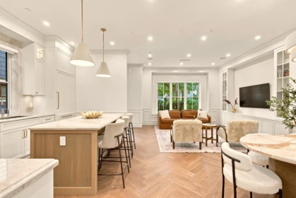 Entry Foyer Photo of 1 127 W 17th Avenue, Vancouver, BC