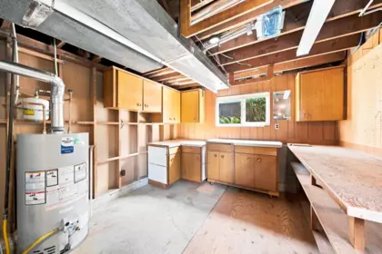 Hallway Photo of 535 Ailsa Avenue, Port Moody, BC