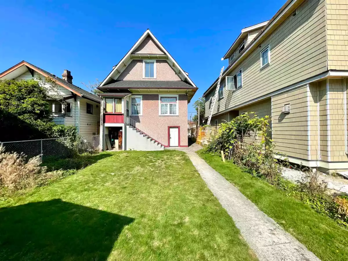 Entry Foyer Photo of 2250 E Pender Street, Vancouver, BC
