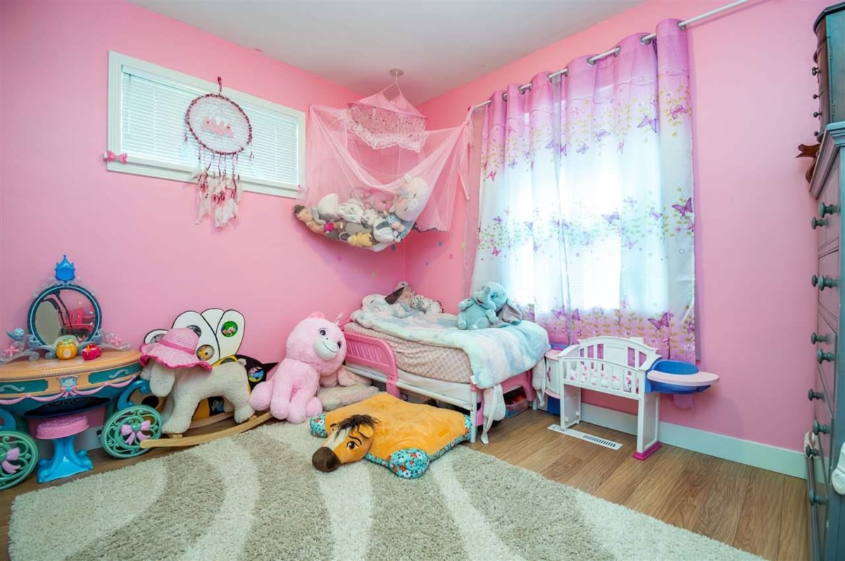 Kitchen Island Photo of 46080 First Avenue, Chilliwack, BC